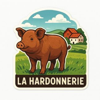 Autocollant Un cochon marron dans un champ vert avec une ferme derrière lui et écrit la Hardonnerie en bas du sticker. décoration decostickerstore - OARNUN