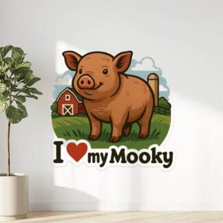 Autocollant Un cochon marron avec une ferme derrière sur un champ vert écrit en bas j ❤️ mon Mooky décoration decostickerstore - QSIE1A